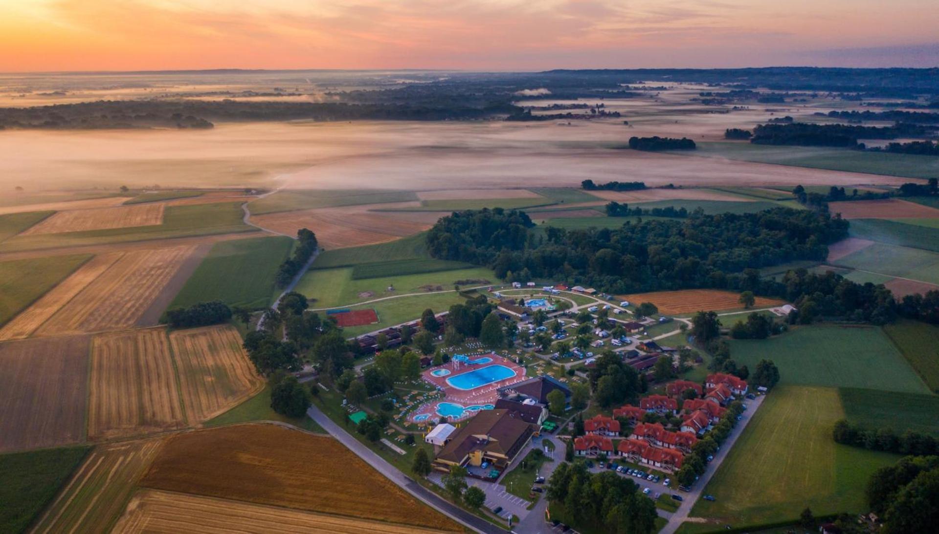 Terme Banovci - Mobilne Hiske Med Brajdami Hotel Екстериор снимка
